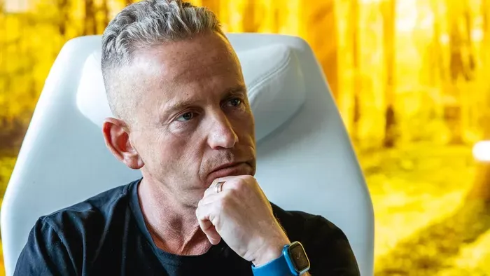 Ónos eső:  Schobert Norbi és Rubint Réka a levegőben rekedt