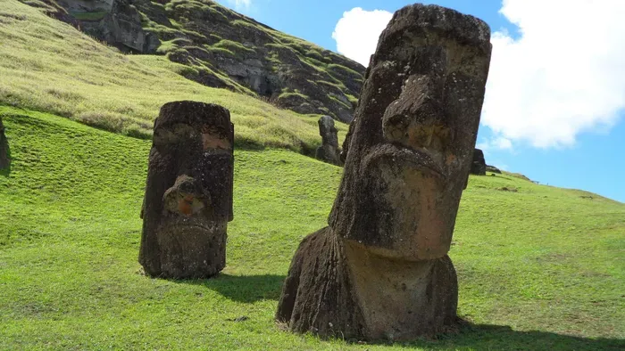 A helyükre sétáltak a Húsvét-szigeti szobrok