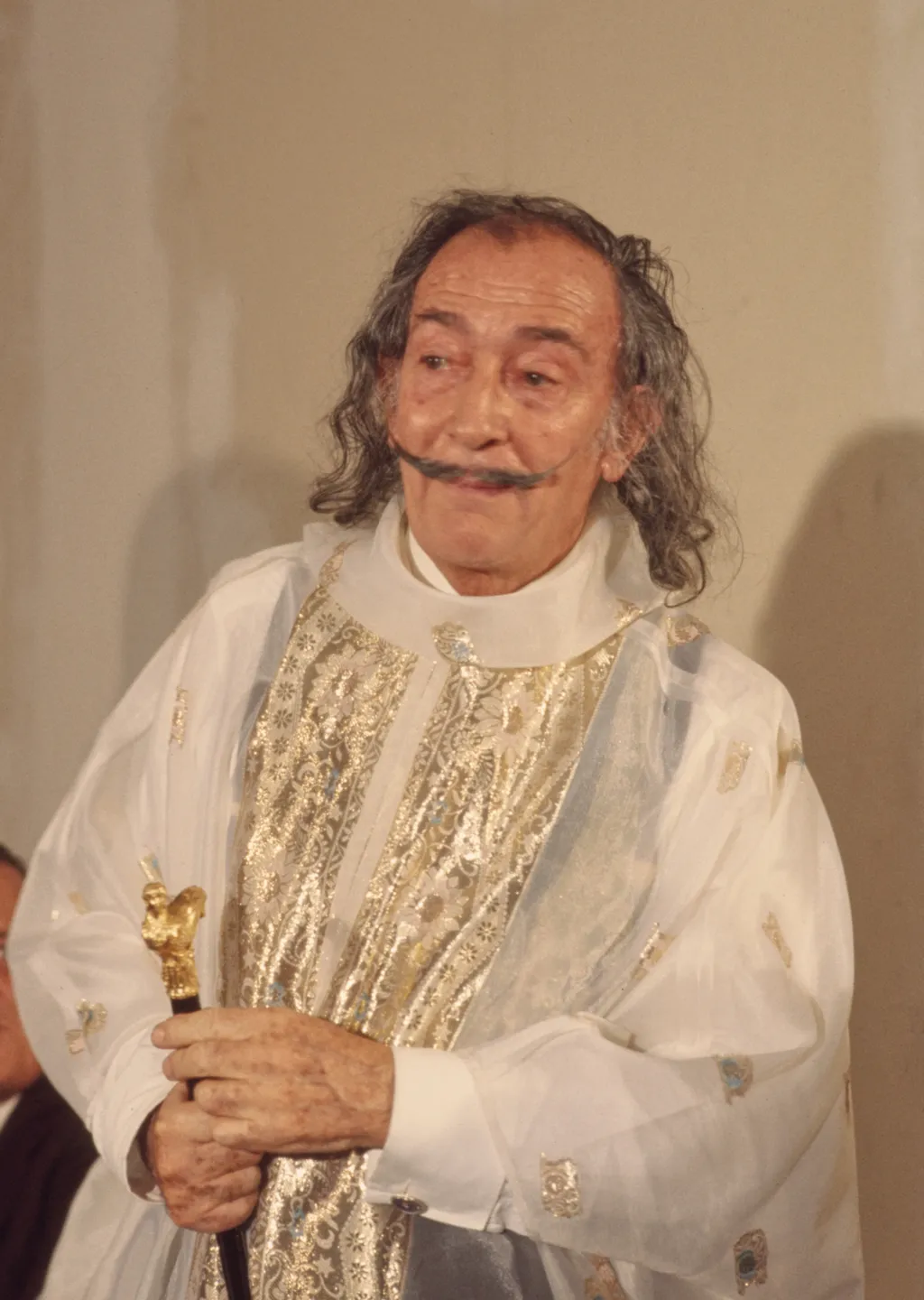Salvador Dalí 1973-ban - a művész még idős korában is extravagáns módon öltözködött, egész megjelenése sugallta különcségét. 