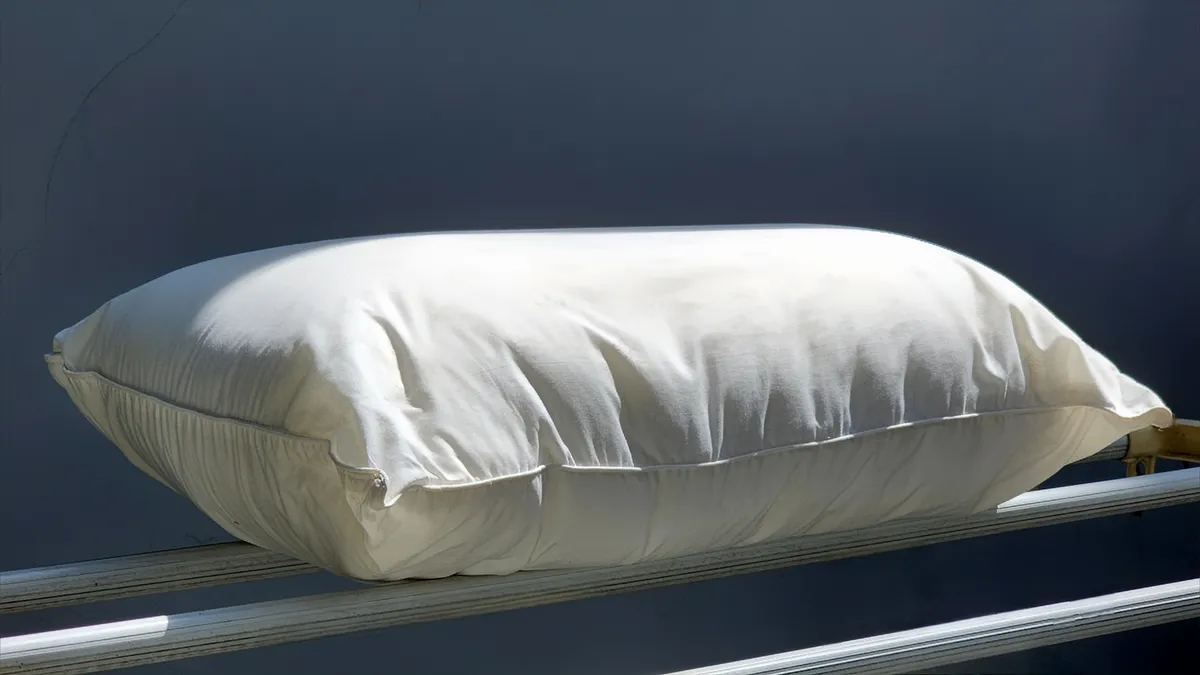 Párnatisztítás után napon száradó párna.