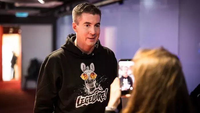 Nem hiába fotózza mindenki Kocsis Mátét: a legjobb pulcsija neki van!