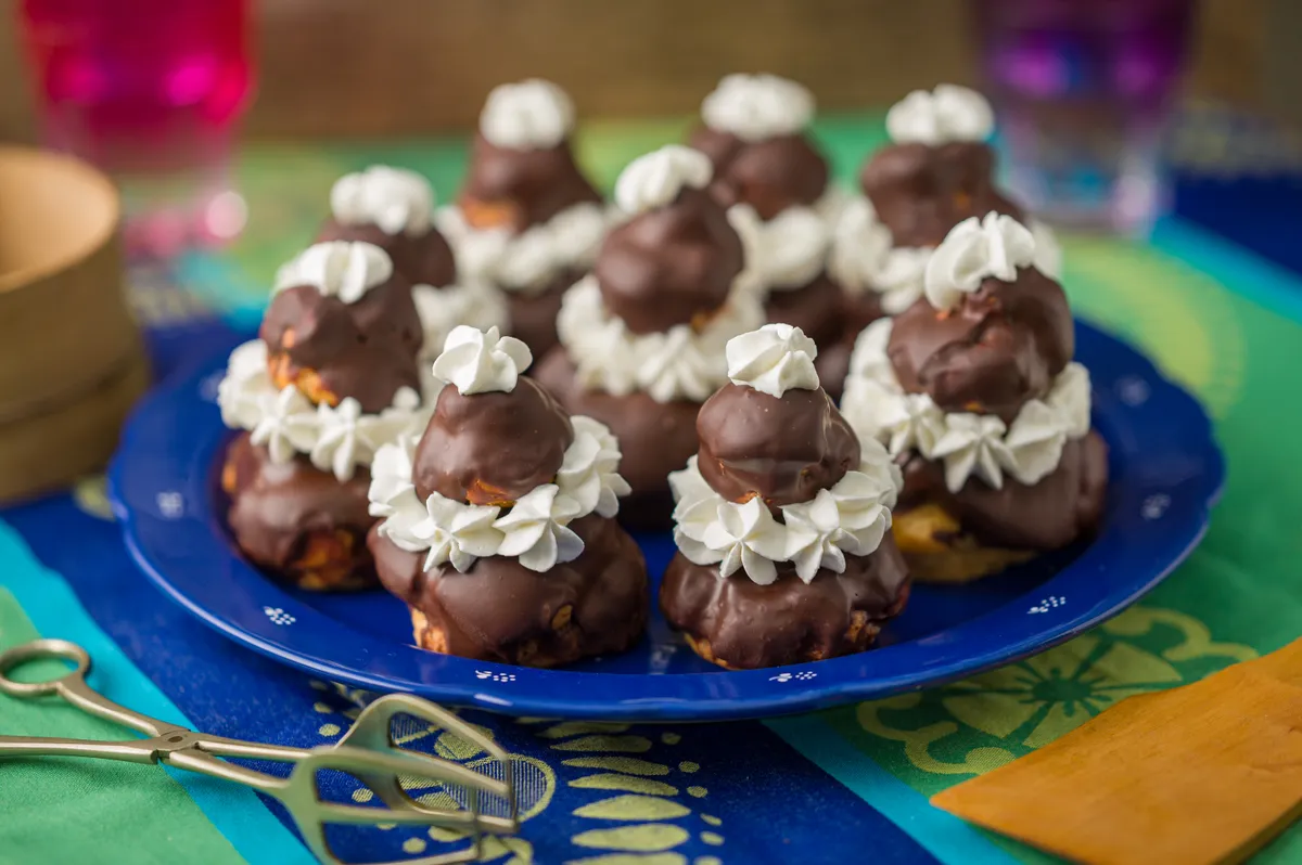 Apácafánkok egy tányéron.