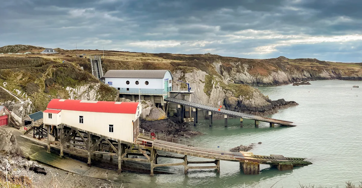 St Davids tengerpartja halászkunyhókkal.