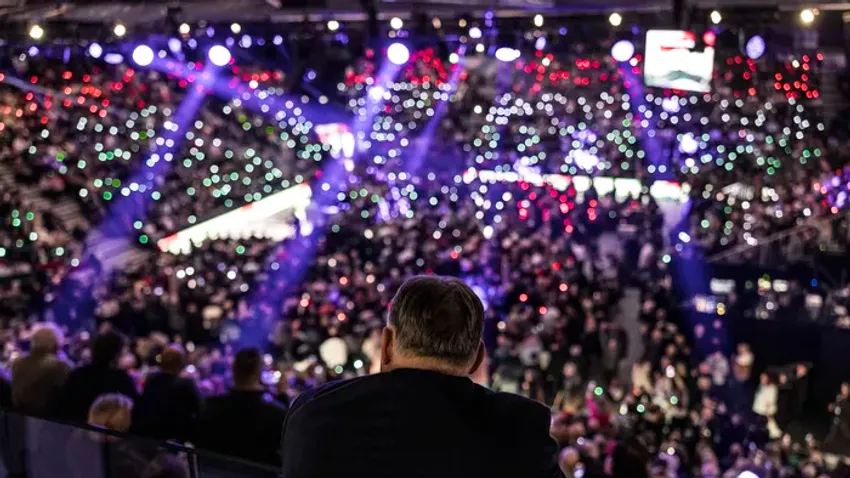 A nap egyik legjobb képe: ha csak egy fotót nézel meg a Háborúellenes gyűlésről, ez legyen az