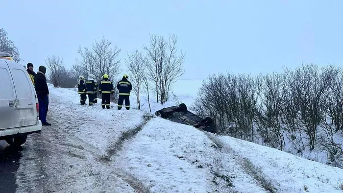 Csak a szélvédőt akarta letörölni, árokba borult a sofőr