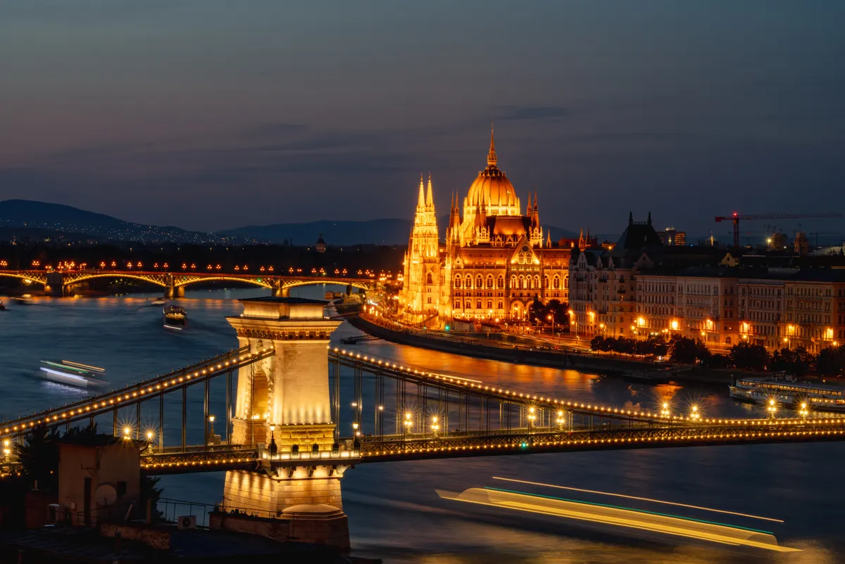Esti kivilágításban tündököl a Parlament és a Lánchíd is a Duna felett. 
