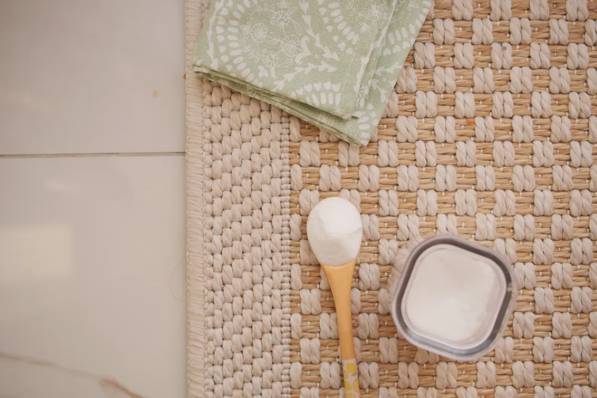 A szódabikarbóna igazi csodaszer a padlószőnyeg tisztítás során.