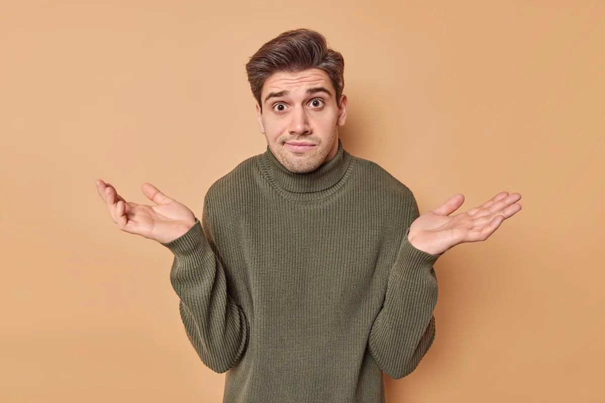 Egy Halak csillagjegyű férfi széttárja a karját, a horoszkóp szerint ő képtelen nemet mondani.