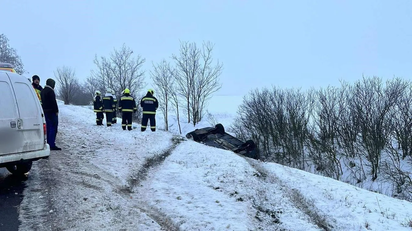 Csak a szélvédőt akarta letörölni, árokba borult a sofőr Tótkomlósnál – fotók
