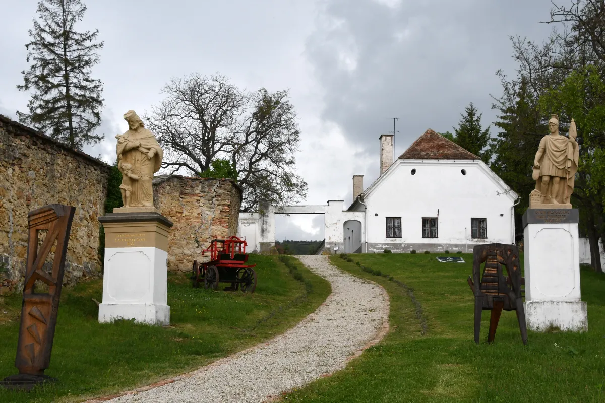 Magyarpolány és a Nepomuki János-szobor