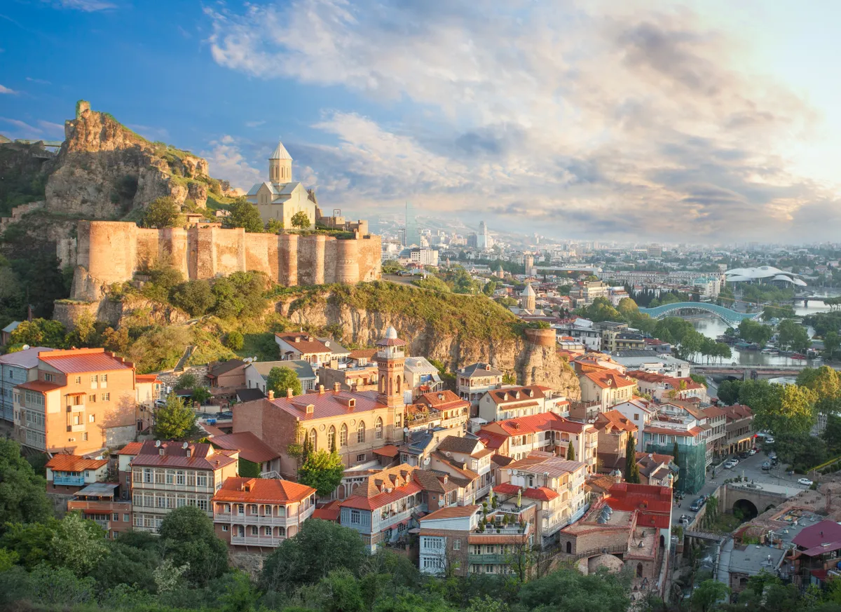Tbiliszi panorámája madártávlatból napközben.