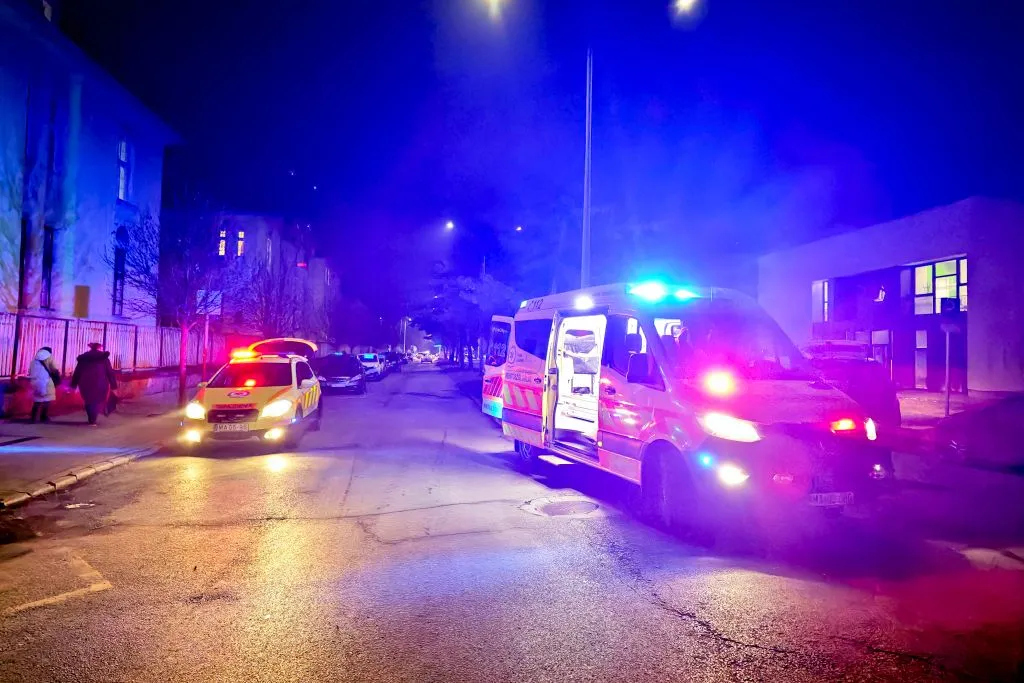 Az asszony a kómában fekvő férjéhez sietett, amikor halálra gázolta az Audi