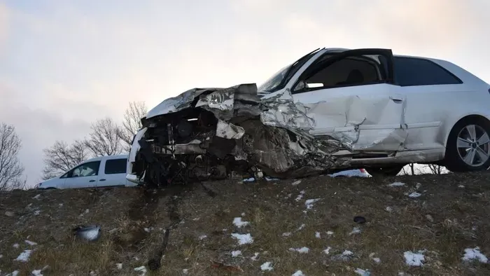 Frontálisan ütközött, majd segítségnyújtás nélkül elmenekült