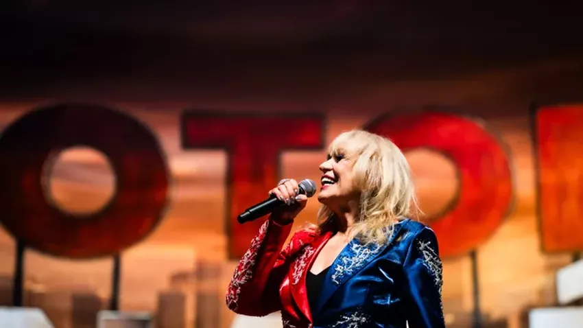 Generációk találkozása: teltházas Neoton koncert az MVM Dome-ban