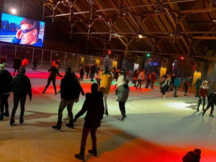 A Csabai Rendezvénypajta, ahol az emberek korcsolyáznak a jégen.
