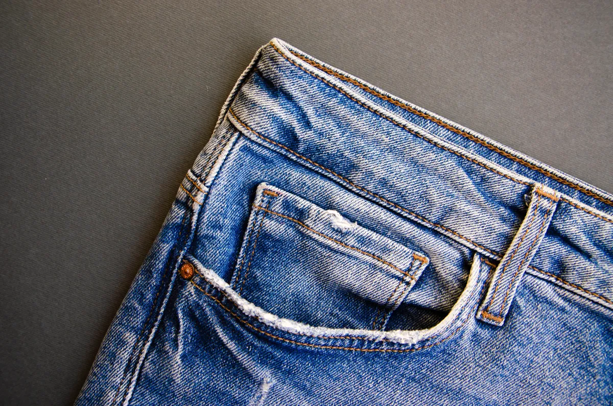 Óratartó zseb a farmernadrágon.