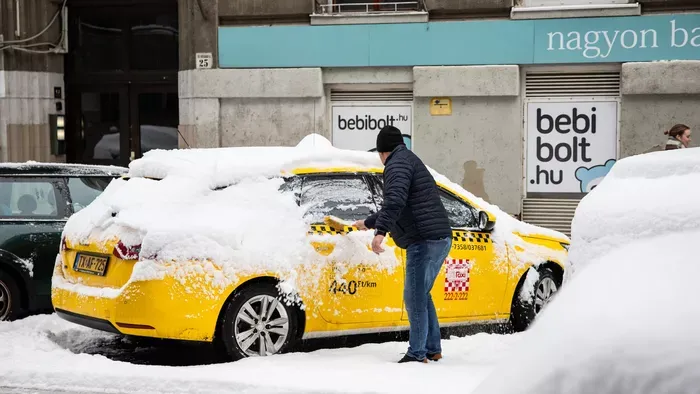 Hóba ragadt az autó? Ezek a praktikák segítenek!