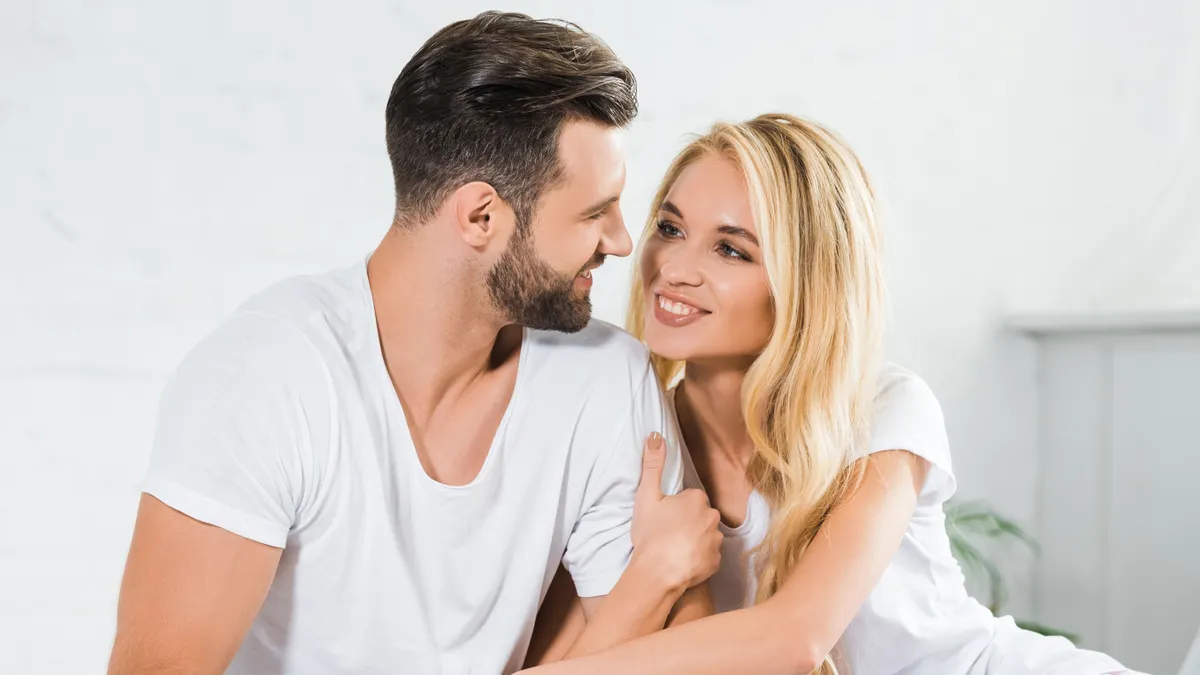 Egy Szűz nő akit soha nem csal meg a párja a horoszkóp szerint a párjával.