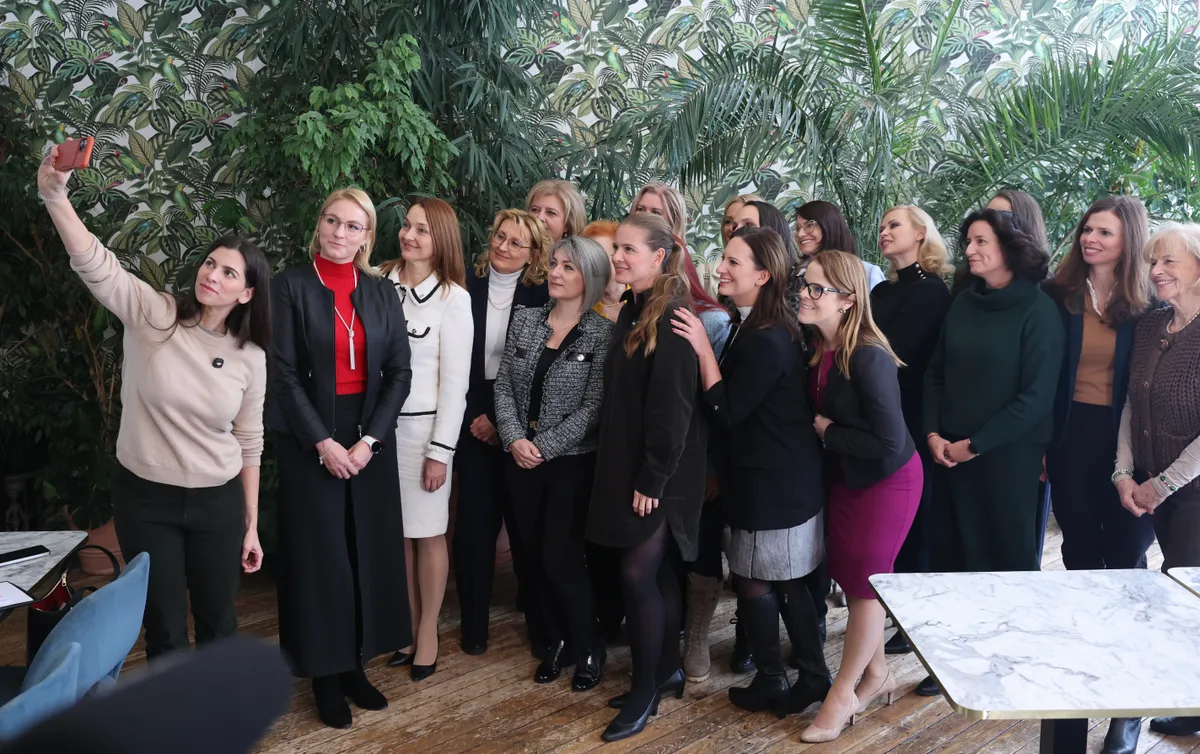 Szentkirályi Alexandra oldalán már lehet is látni a friss képeket.