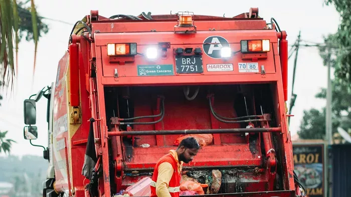 Folyamatosan dolgoznak a kukásautók az országban