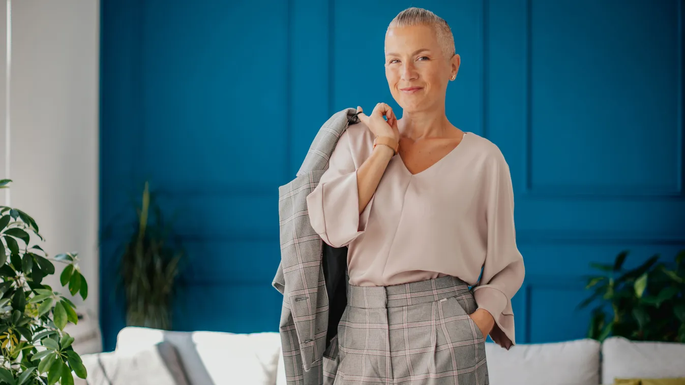 Elegáns blúzt viselő 50 feletti nő.