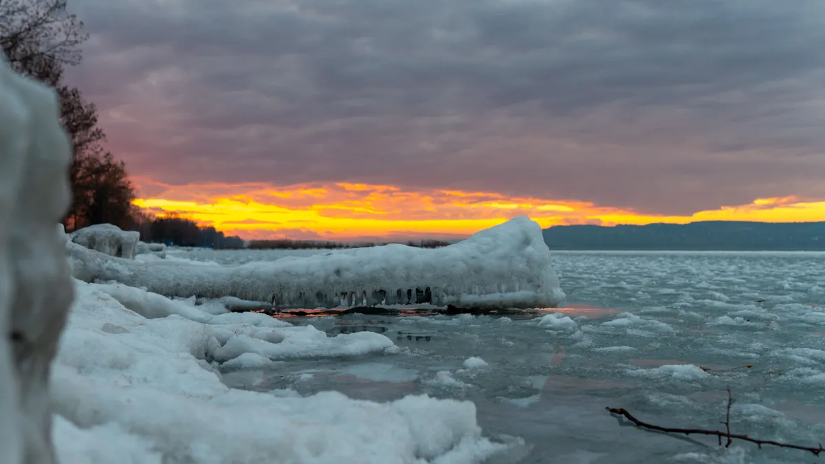 Tilos a félig befagyott Balaton vízére lépni!