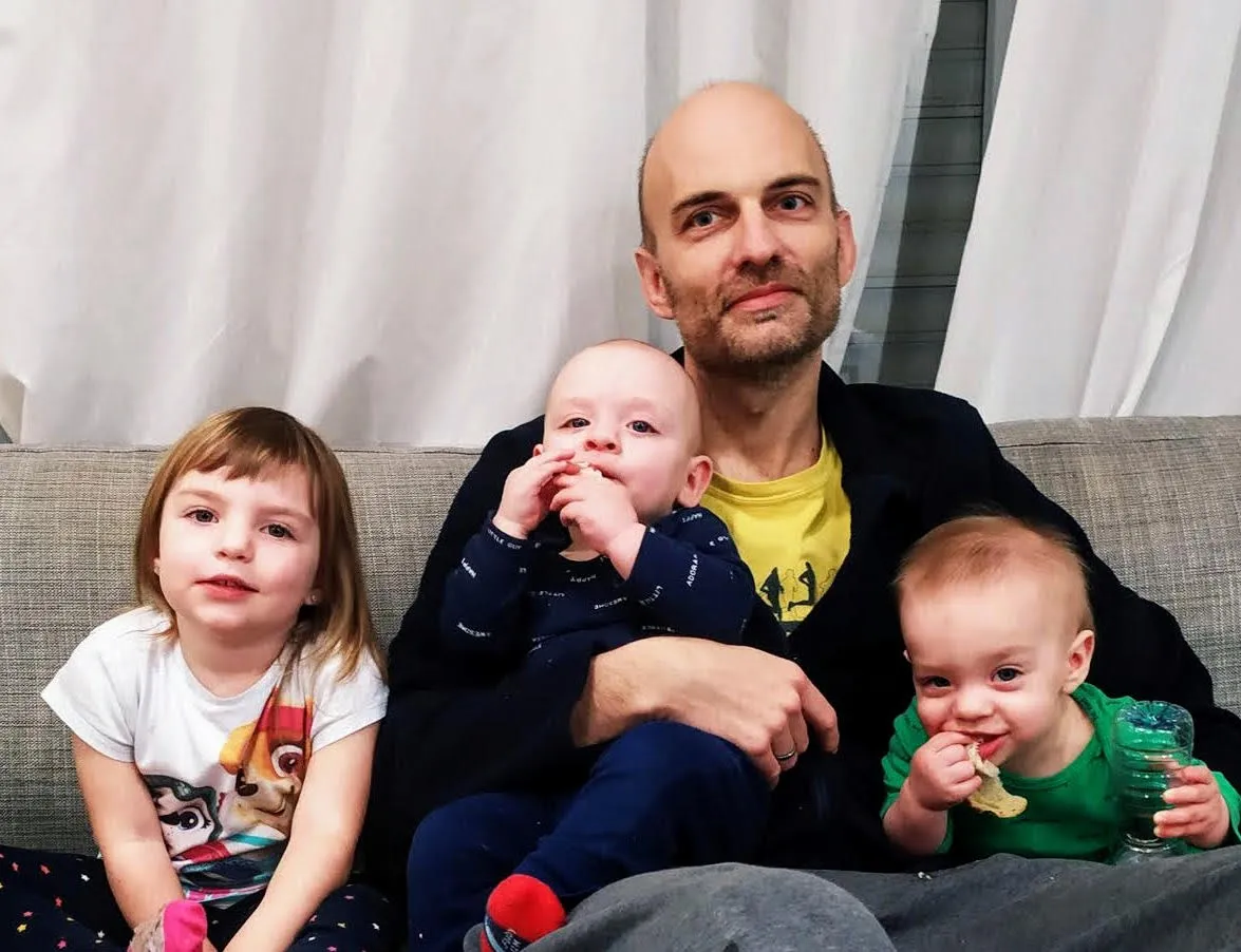 Zoli tudta, hogy Niki hamarosan egyedül marad a gyerekekkel