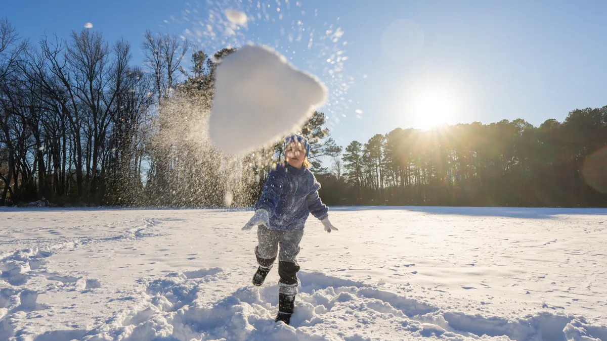 A hógolyózás is egy kitűnő téli program gyerekeknek.