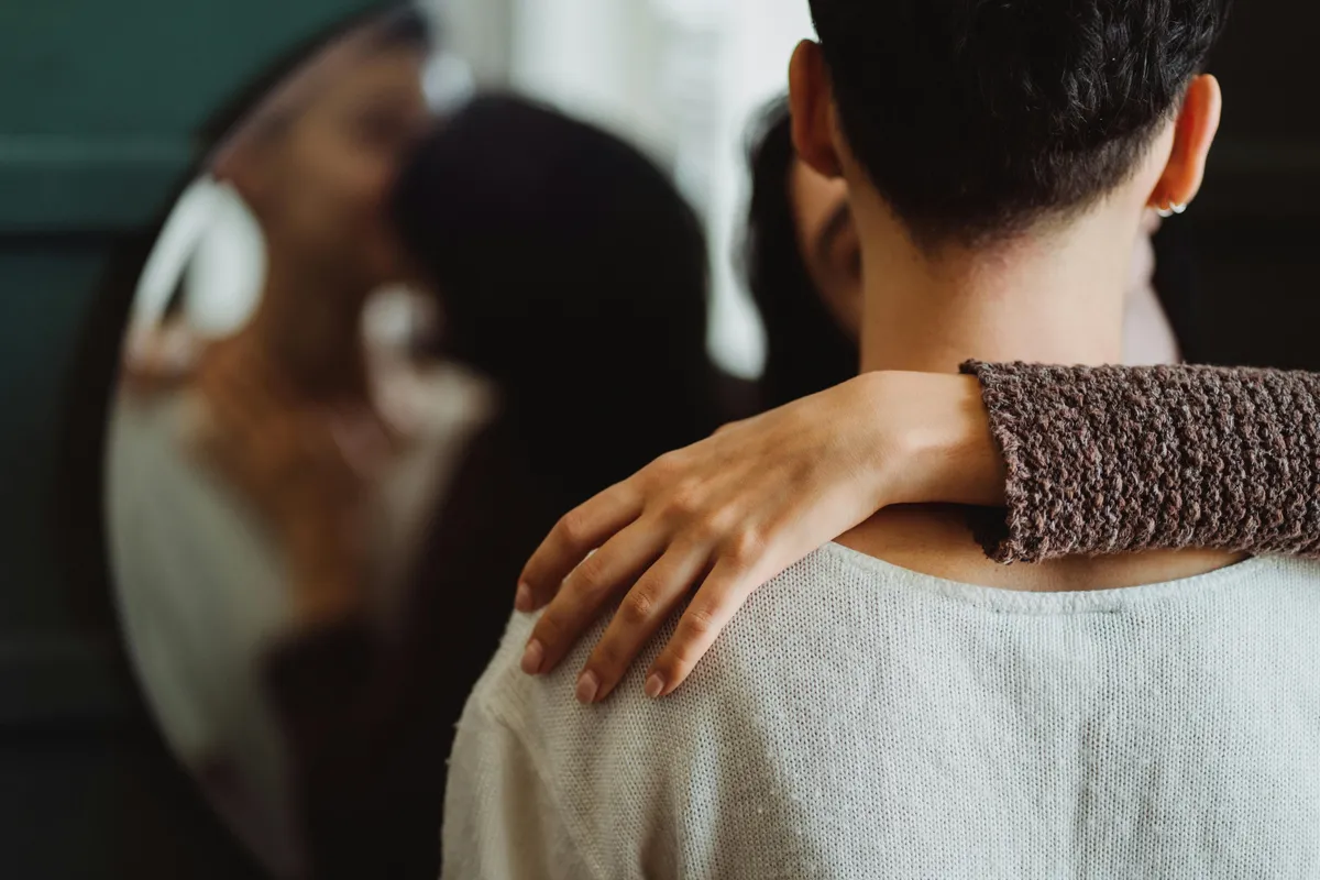 Az anya folyton fogdossa a lánya barátját