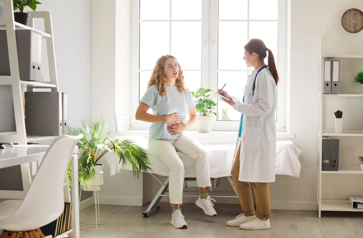 Egy nő endometriózis kivisgáláson az orvosnál.