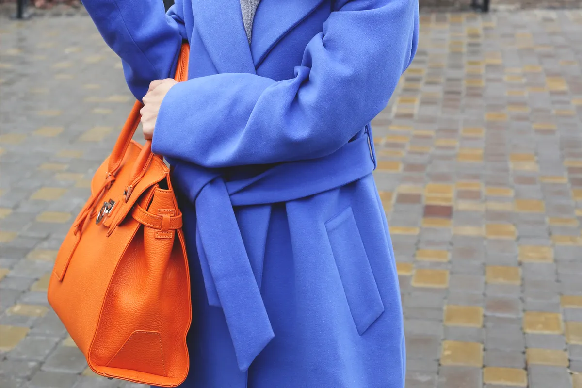 Karcsúsító tippeket alkalmazó nő egy kék kabátban.