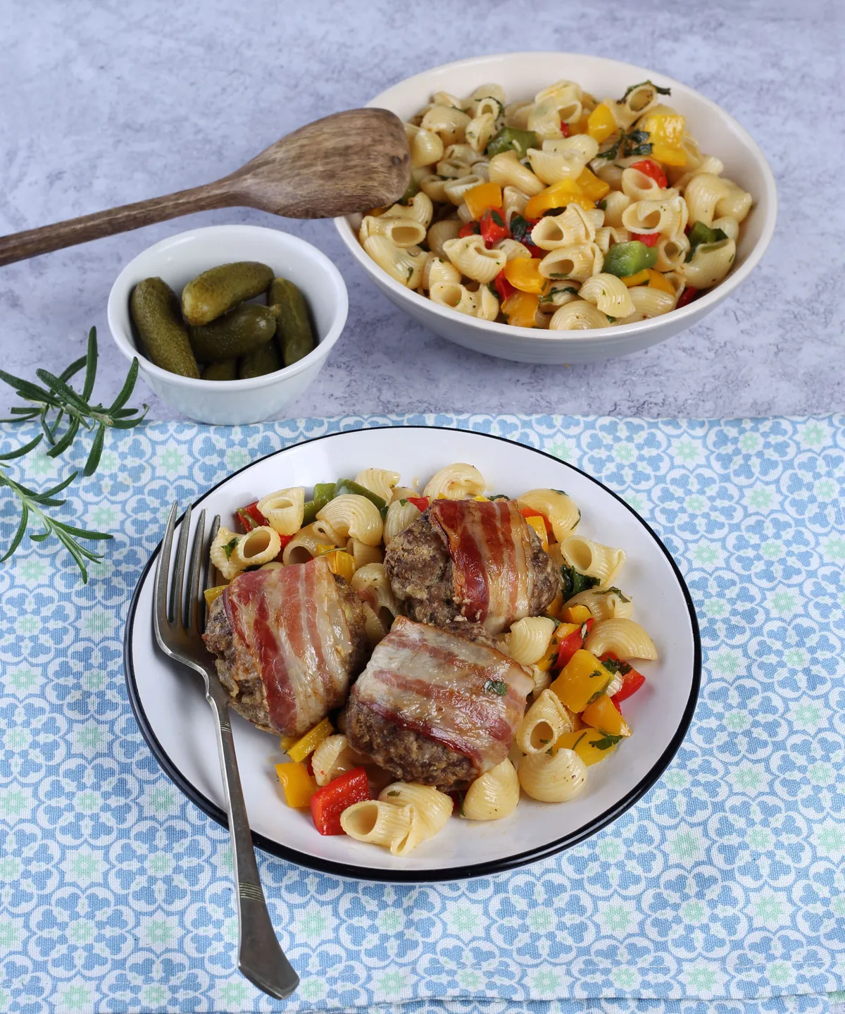 Baconbe göngyölt fasírtok fokhagymás-paprikás tésztával és savanyúsággal, a legjobb szalonnás ételek közé tartoznak. 