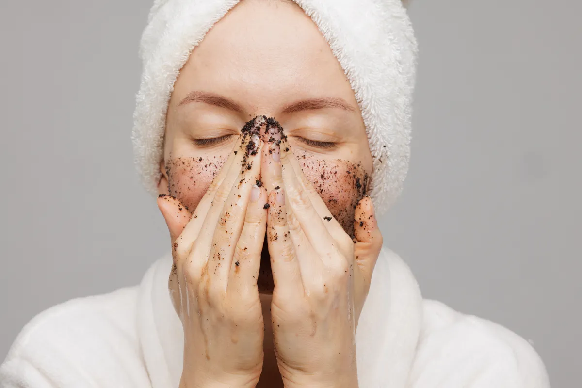 Ráncos bőrt okozó bőrradírt ken az arcára a nő.