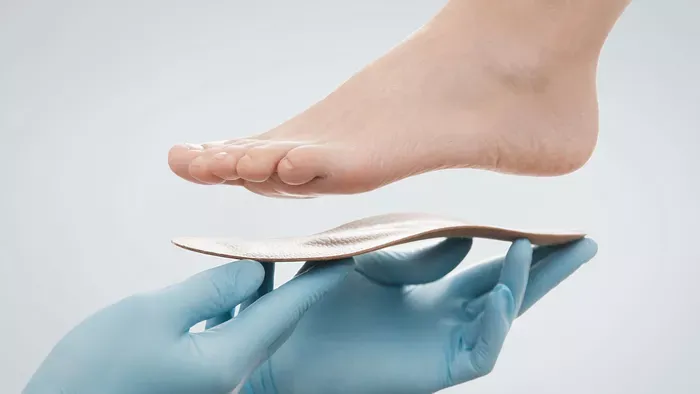 Így alakul ki a lúdtalp időskorban