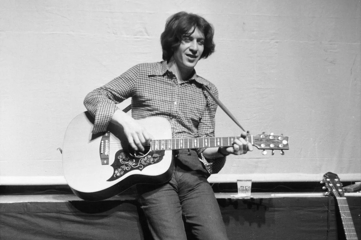 Cseh Tamás gitározik, énekel