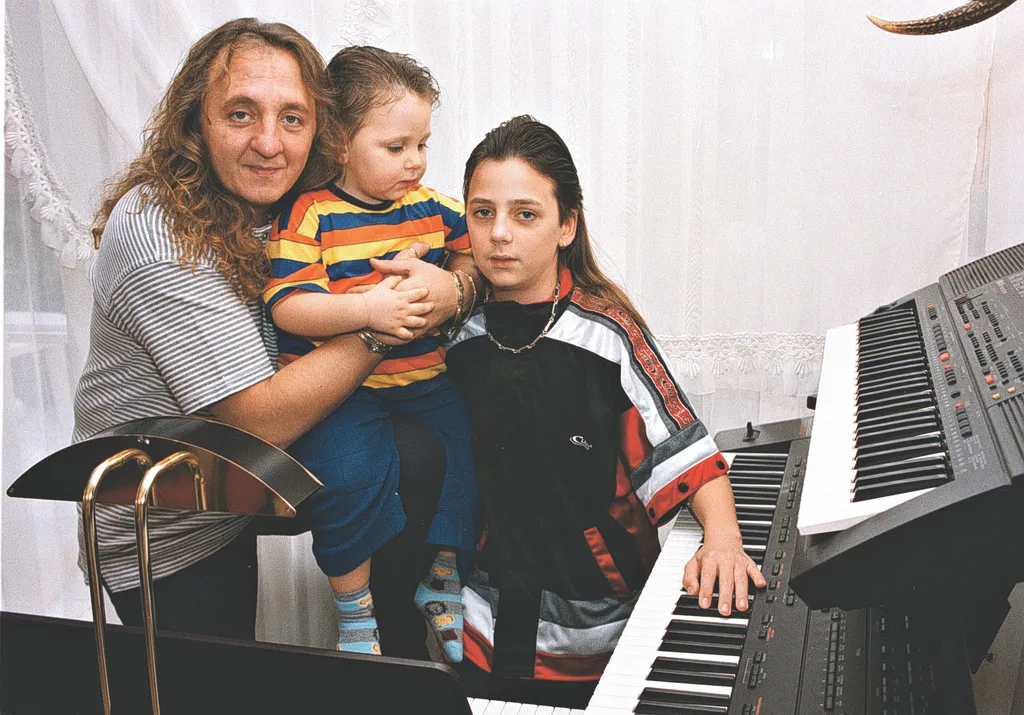 Zámbó Jimmy kvíz: egy fotó a Királyról és a fiairól.