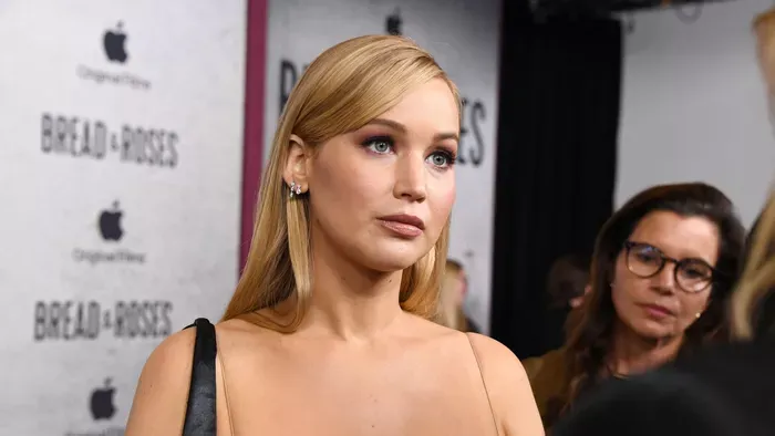 Jennifer Lawrence meztelenül vonult be a Golden Globe-ra!
