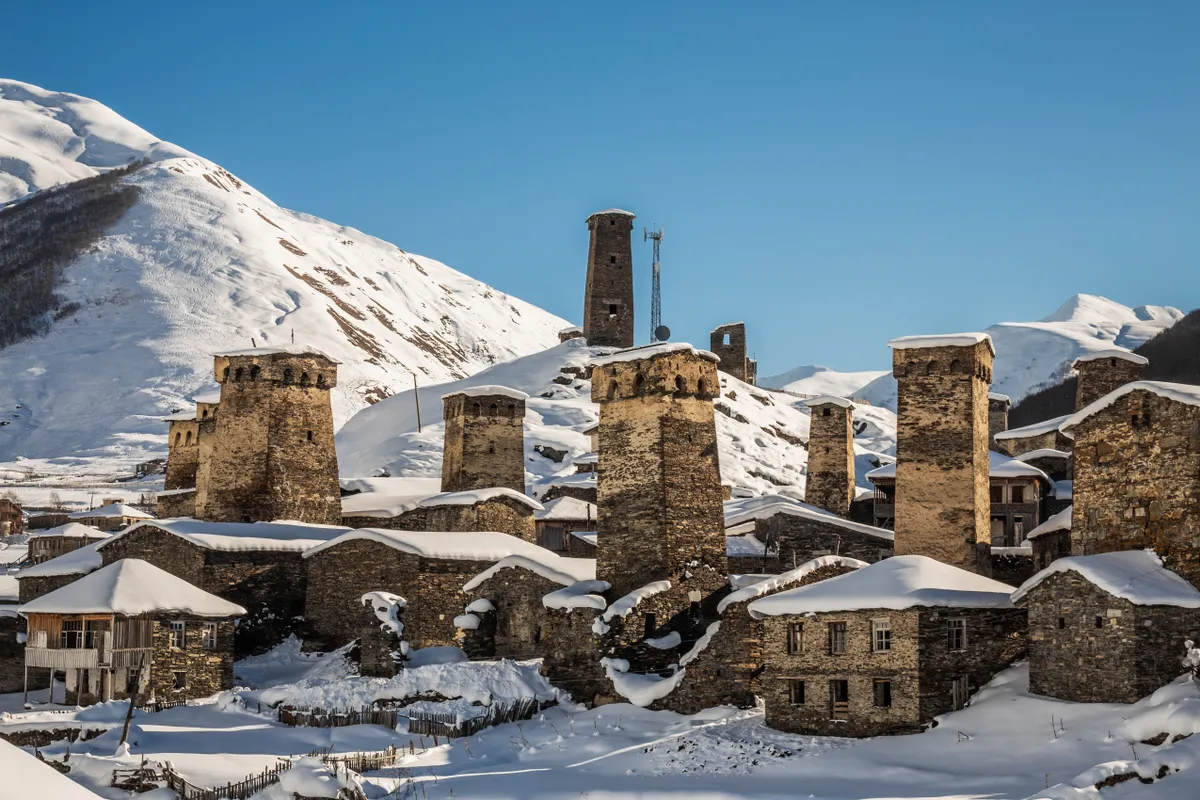 A grúziai Svaneti egyik falva, Mestia hópaplan alatt.