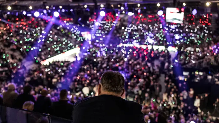A nap egyik legjobb képe: ha csak egy fotót nézel meg a Háborúellenes gyűlésről, ez legyen az