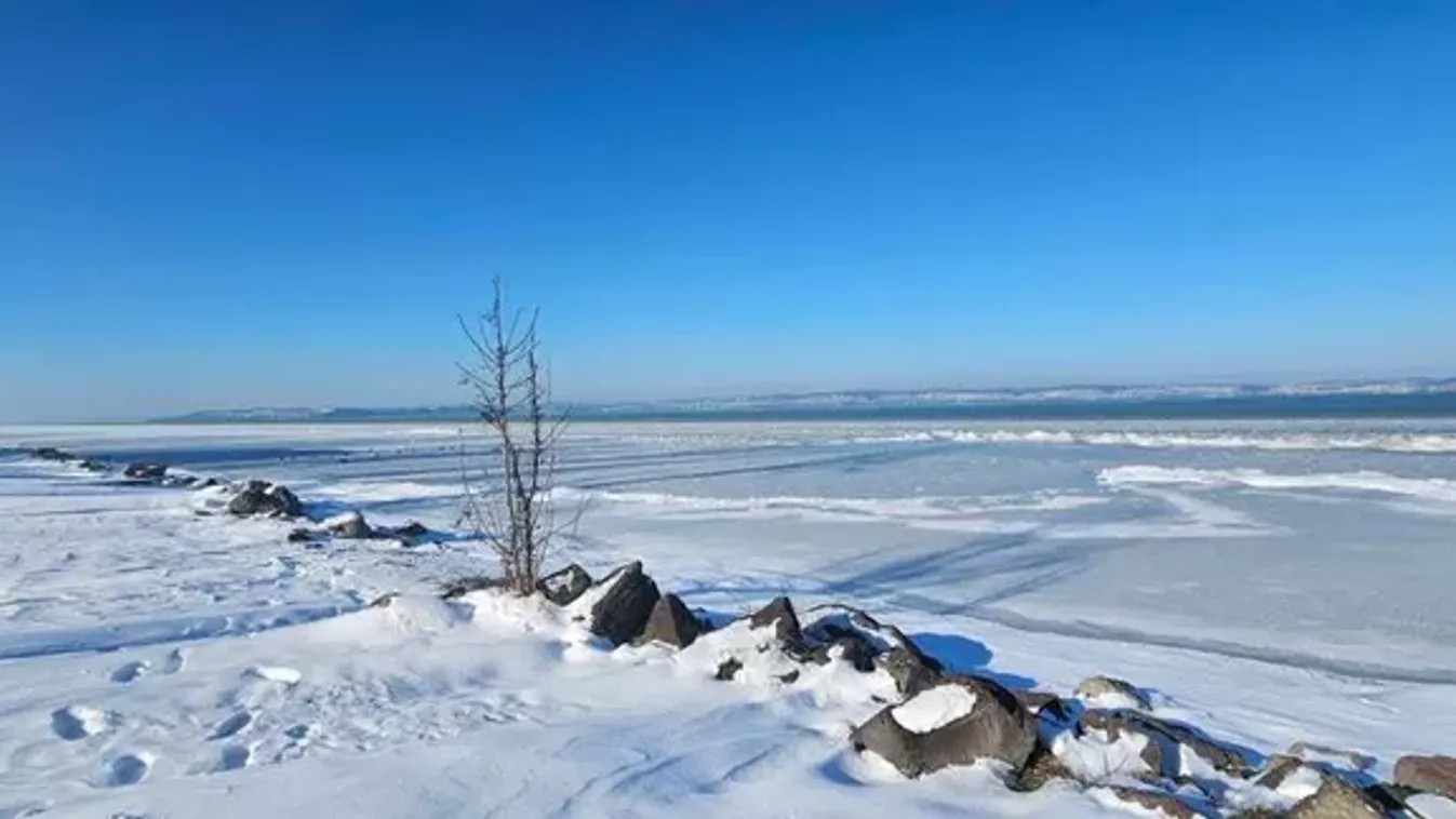 Kilenc év után először fagyott be teljesen a Balaton, de vajon rá lehet menni a jégre?