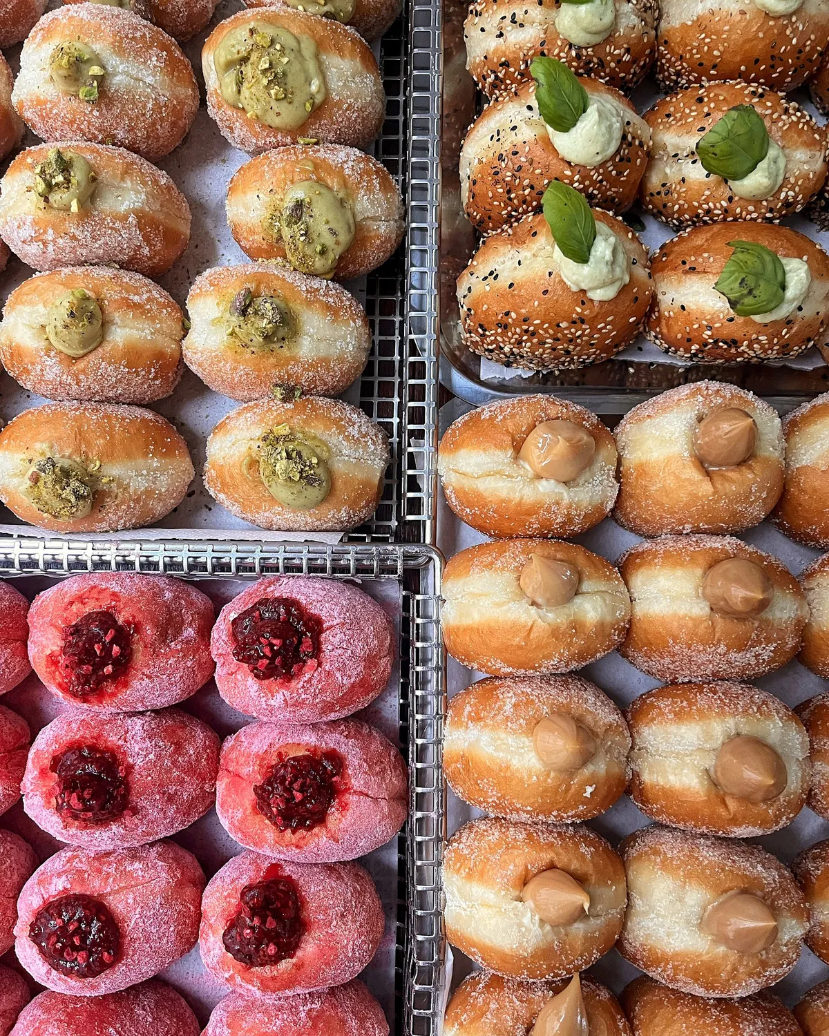 Különleges, színes farsangi fánkok a Pampushka fánkozóban. 