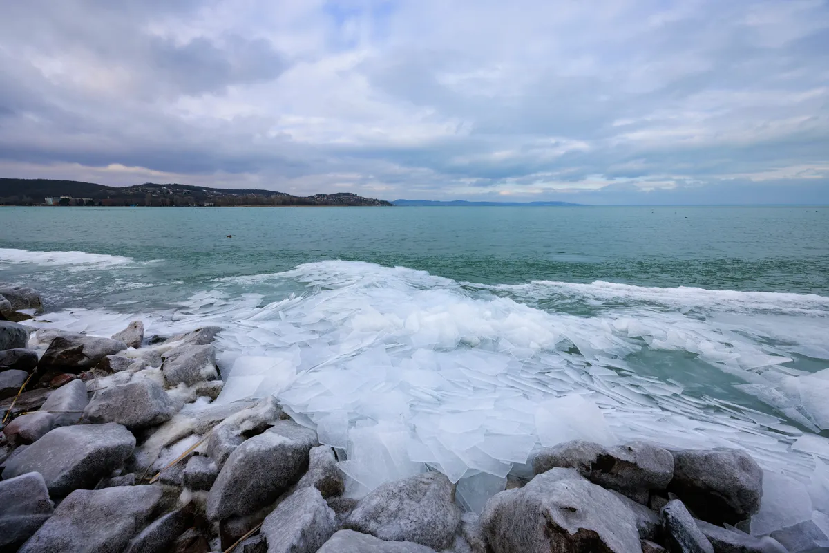 Befagyott Balaton télen.