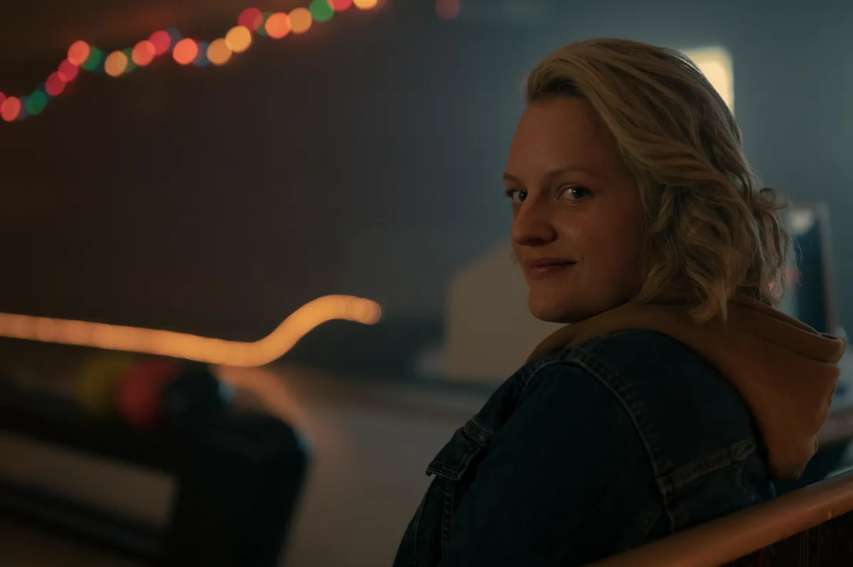 Elisabeth Moss June szerepében A szolgálólány meséje című sorozatban.