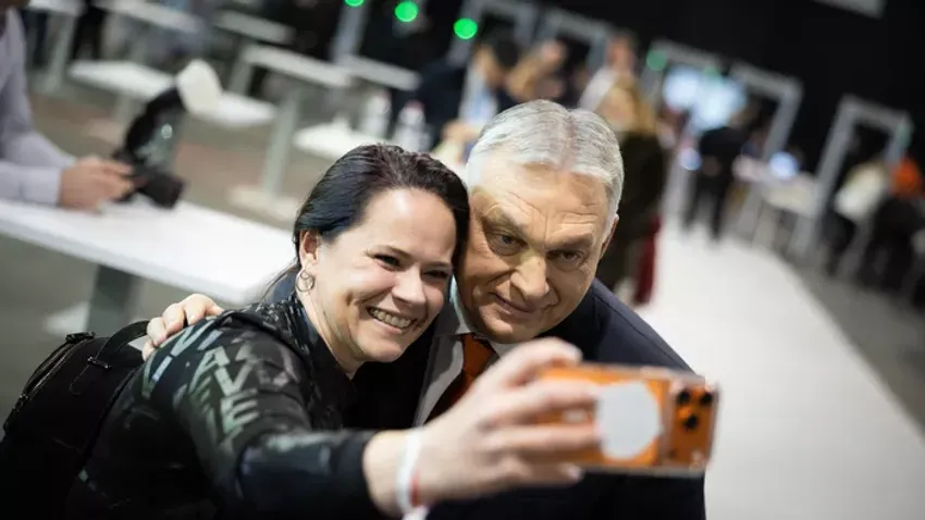 Orbán Viktor mindenkivel szelfizett: így fogadták a miniszterelnököt a Fidesz-kongresszuson