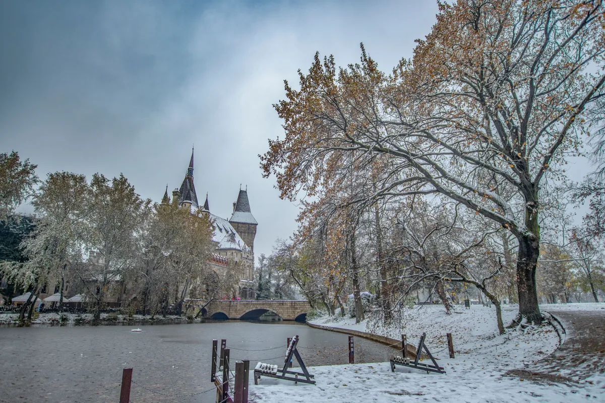 A Vajdahunyad-vár melletti tó, amelyet ilyenkor behavazott fák, és csendes téli környezet jellemez. 