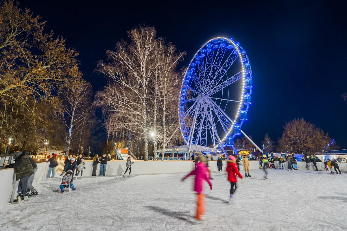 A Siófoki Jégpálya, ami a balatonparton helyezkedik el, az óriáskerék lábánál.