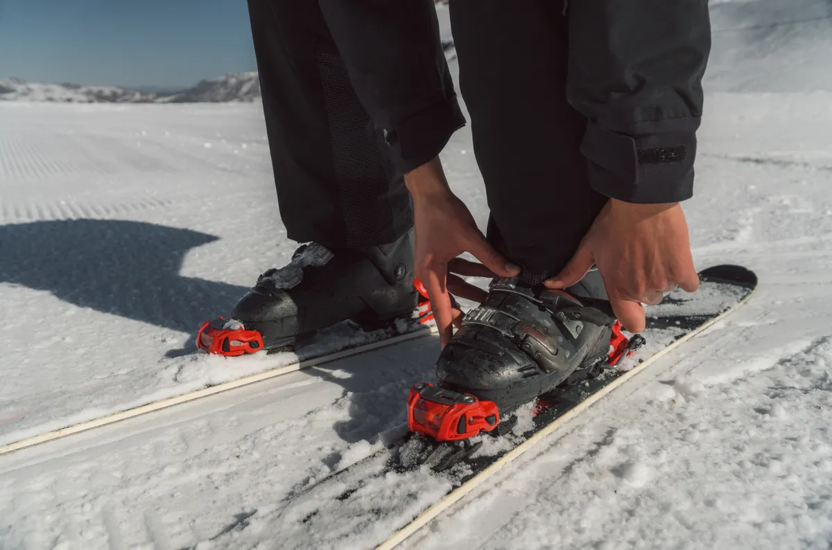 Sícipőt beállító férfi