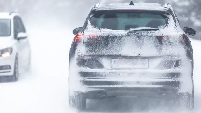Csúnyán megütheted a bokád, ha havat hagysz a motorháztetőn