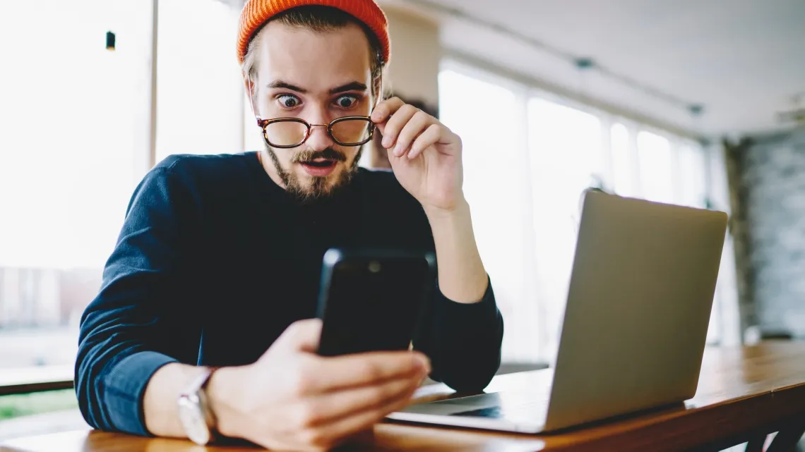 Shocked,Caucasian,Hipster,Guy,Hold,On,Eye,Glasses,Amazed,With