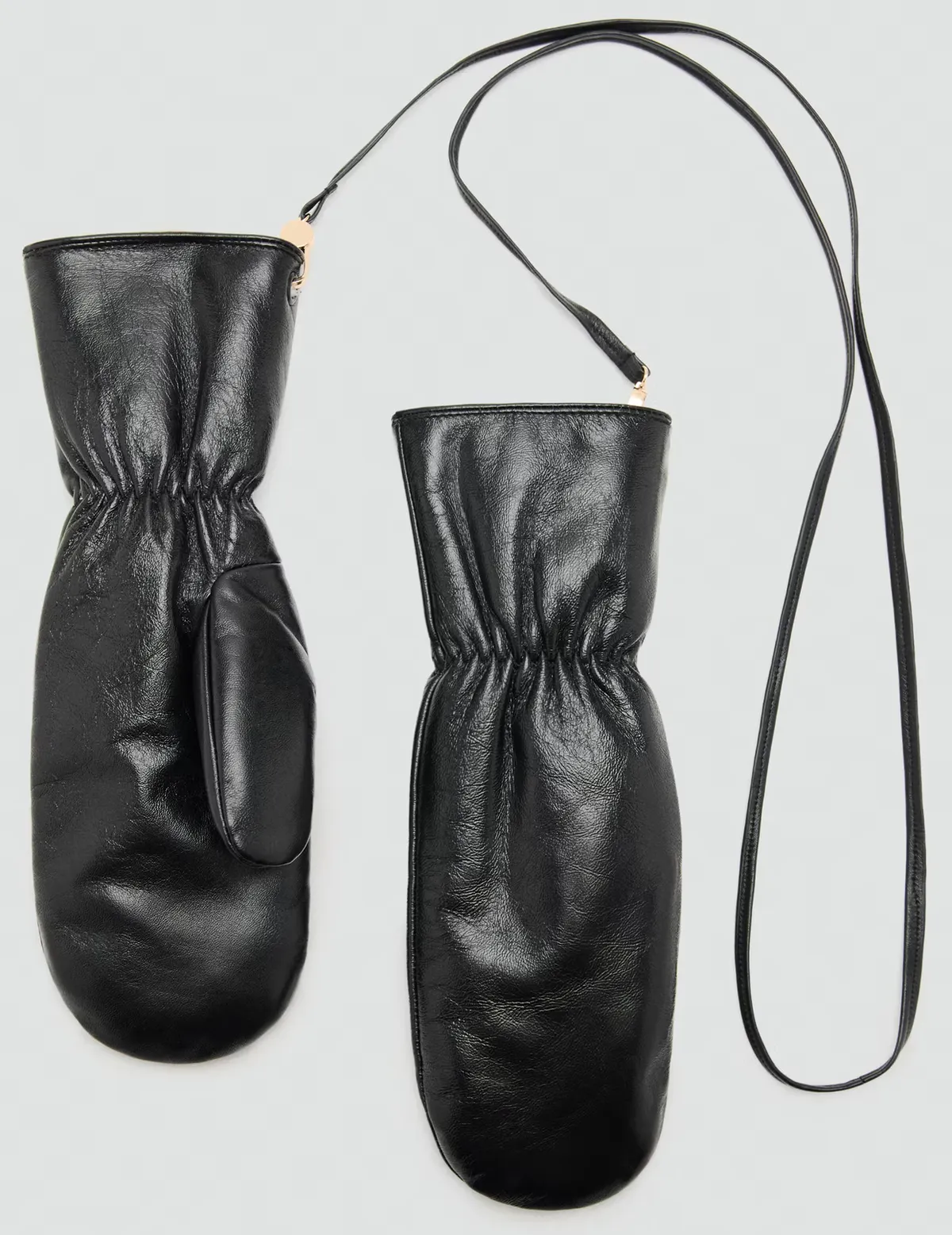 Téli kiegészítő: bőr kesztyű.